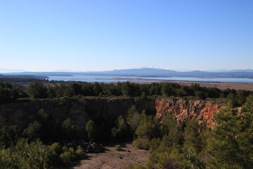 Ancienne carrière et vue sur les pyrénée