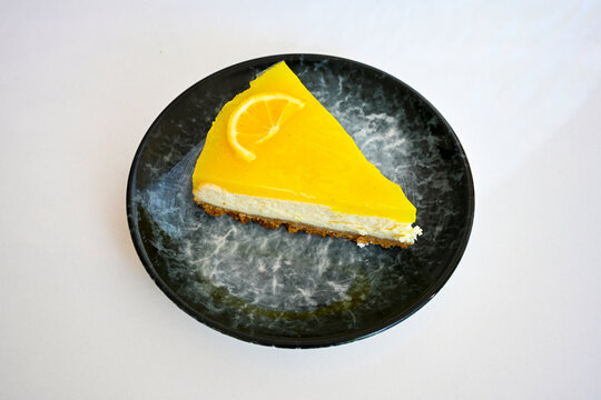 San sebastian ( Bask ) cheesecake slice isolated close up. Fistik ruyası.  Limonlu , lotus, antep fistikli, Frambuaz cheesecake . Pistachio cheesecake