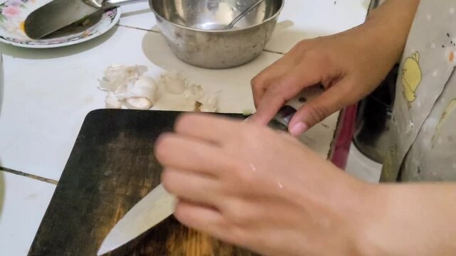 garlic peeling and slicing footage