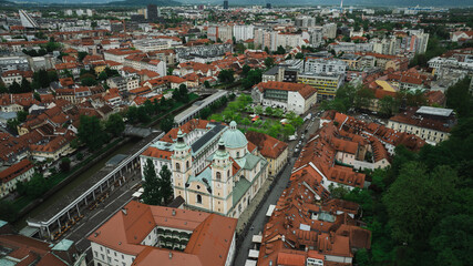 Obraz premium Establishing Aerial view of Ljubljana Castle on hill in historical city. Capital of Slovenia, Central Europe.