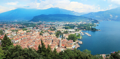 La petite ville de Riva et son port sur lac de Garde dans les Alpes italiennes.
