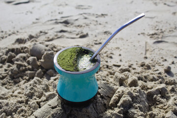 Chimarr&atilde;o em uma praia no Brasil