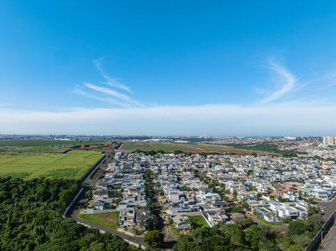 Imagem a&eacute;rea do bairro Parque Brasil 500 em Paul&iacute;nia, S&atilde;o Paulo. Brasil. 