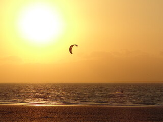 Atardecer practicando kitesurfing