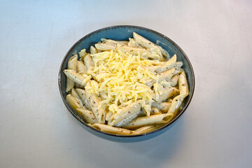 Macaroni Salad with red bell pepper, onion, celery, gherkins and mayonnaise dressing.Traditional Italian pasta with vegetables and creamy cottage cheese in a bowl. Fettuccini, alfredo makarna.