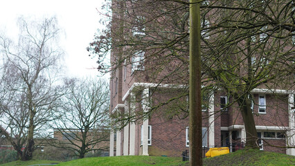 Obraz premium Historic brick home in a charming English town setting.