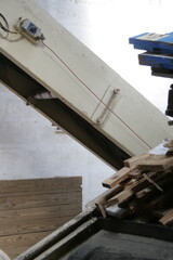 Usine de recyclage de bois sur tapis roulant