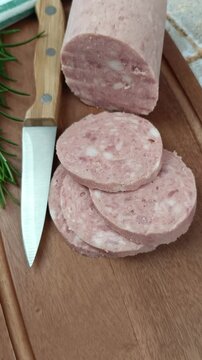 saucisson &agrave; l'ail, en gros plan, sur une planche &agrave; d&eacute;couper