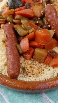 gros plan sur un plat du couscous au poulet et merguez
