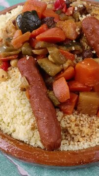 gros plan sur un plat du couscous au poulet et merguez