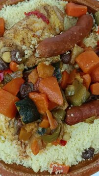 gros plan sur un plat du couscous au poulet et merguez