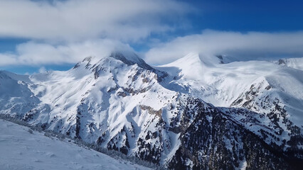Obraz premium Beautiful Pirin mountains peaks covered with snow. Winter view at Bansko ski resort in Bulgaria.