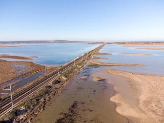 Ligne de chemin de fer entre deux étang à Leucate la Franqui dans l'aude (11370) France	