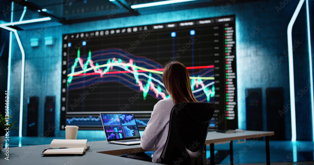 Aufkleber analyzing stock data on computer screen: businesswoman