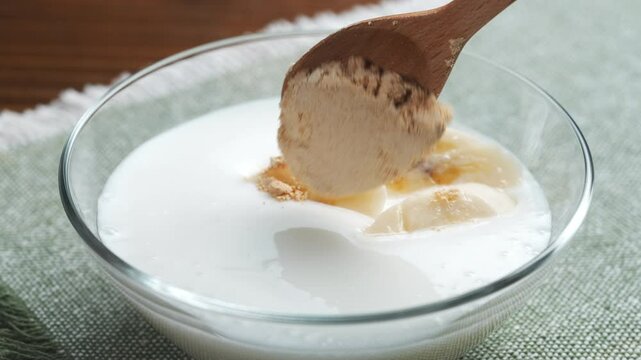 ヘルシーな朝食バナナヨーグルトに香ばしいきな粉トッピング
