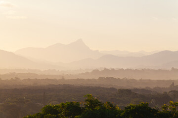 Ein Wunderschöner Sonnenuntergang über Byron Bay in Australien, New South Wales. Sicht in die Ferne mit Mount Warning oder Mt. Wollumbin.