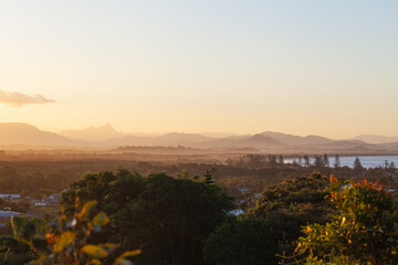 Ein Wunderschöner Sonnenuntergang über Byron Bay in Australien, New South Wales. Sicht in die Ferne mit Mount Warning oder Mt. Wollumbin.