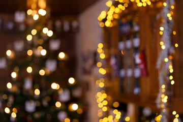 Abstrakt unscharfe Impression eines Weihnachtszimmers mit Weihnachtsbaum und Lichterkette