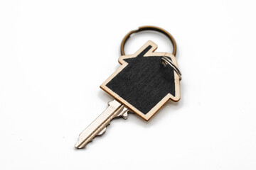  Llavero de madera con forma de casa con una llave, aislado en blanco