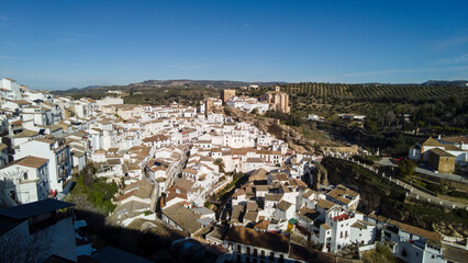 Fototapeta premium Municipio de Setenil de las Bodegas en la provincia de Cádiz, Andalucía 