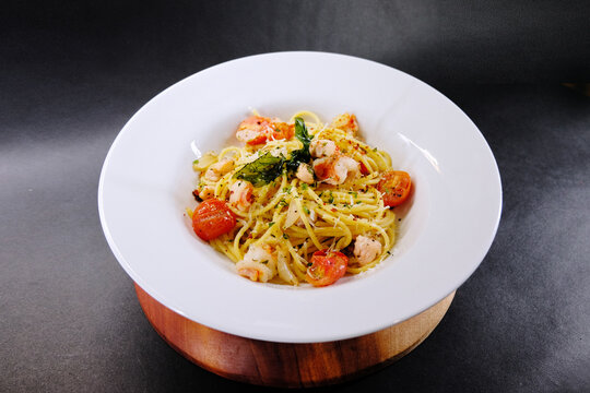 spaghetti with tomato sauce