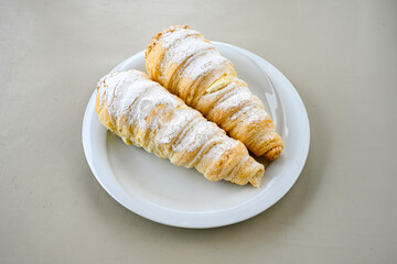 Close-up of homemade mug cakes with protein topping. Tek kisilik, adet yas pasta. Red velvet, Profiterol, meyveli, krokanli, frambuazli,  cikolatali yas pasta. Dogum gunu pastasi. Cilekli, frambuazli.