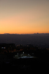 Anochecer en los cerros de valparaiso, con una cancha iluminada
