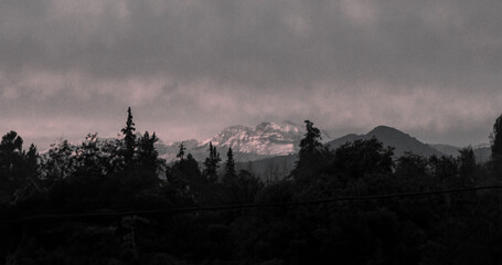 Paisaje de la cordillera junto a un bosque en blanco y negro