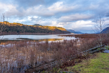 Obraz premium Columbia River in Oregon in twilight