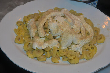 Tortellini bolliti in brodo con panna e pepe bianco