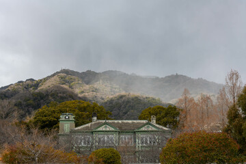 雪雲で霞む六甲山を背景に異人館　神戸で撮影