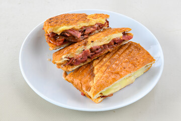 Turkish karisik atom Ayvalik tost ( kasarli bazlama tost) . Sucuklu, Kasarli, kavurmali karisik...