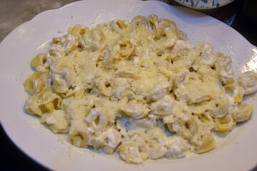 Tortellini bolliti in brodo con panna e pepe bianco