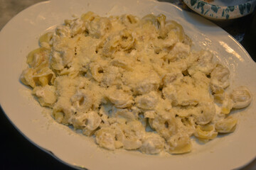 Tortellini bolliti in brodo con panna e pepe bianco