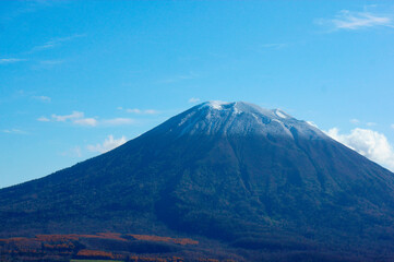 Fototapeta premium 晩秋の羊蹄山、山頂の初雪