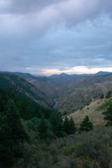 Obraz premium Road Cutting Between the Mountains