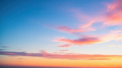 Obraz premium A breathtaking sunset paints the sky with vibrant hues, blending shades of blue, orange, and pink, creating a serene and tranquil atmosphere.