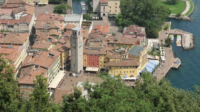 Vue a&eacute;rienne du centre de la ville de Riva sur lac de Garde dans les Alpes italiennes.