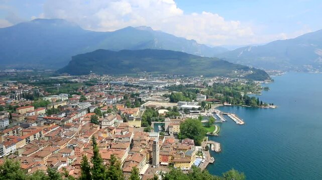 La petite ville de Riva et son port sur lac de Garde dans les Alpes italiennes.