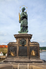 Obraz premium A statue of a figure wearing a long robe and a decorated headdress, with a halo of stars