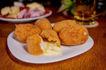 Bolinho de Queijo Frito Empanado Petisco