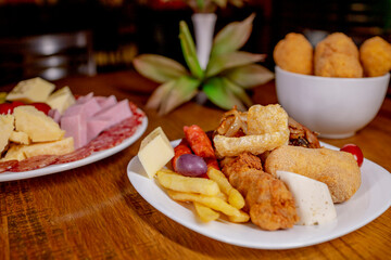 Mesa de Bar com Petiscos Variados e Cerveja