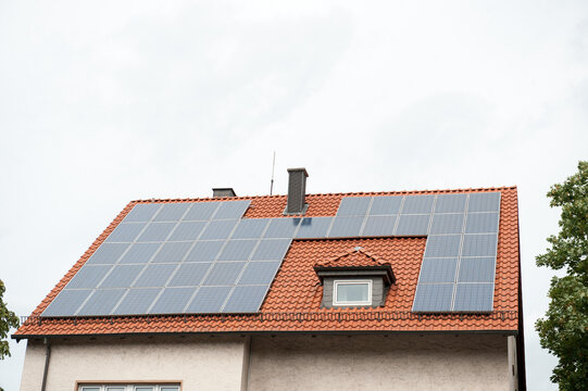 Hausdach mit Solarpaneelen
Erneuerbare Energie

