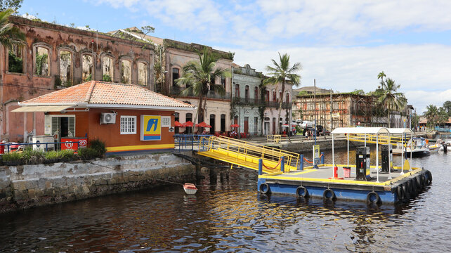 Posto de combust&iacute;veis para embarca&ccedil;&otilde;es, marca Ipiranga, cidade de Paranagu&aacute;, litoral do estado do Paran&aacute;, sul do Brasil