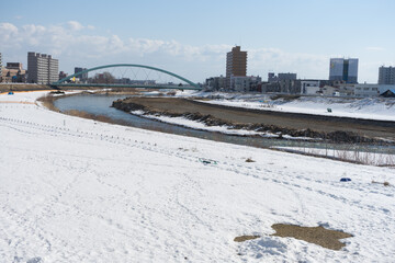 冬の川辺