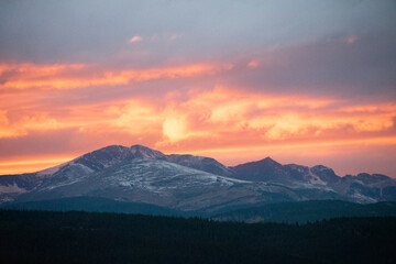 Obraz premium Orange Skies at Sunset Over The Rocky Mountains