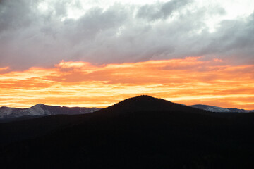Fototapeta premium Orange Skies at Sunset Over The Rocky Mountains