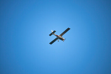 Avião no céu completamente azul
