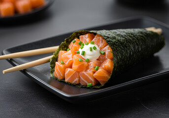 Temaki de Salmão Cremoso no Estilo Brasileiro