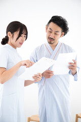 健康診断で保健師さんななどに保健指導される男性　ポシティブ